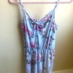 Never worn floral romper! 🖤 Lightweight stretch material, short romper.